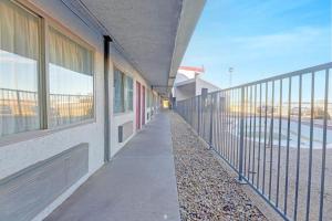 Μπαλκόνι ή βεράντα στο Travelers inn by OYO Wichita Falls