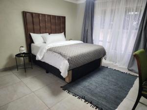 En eller flere senge i et værelse på The Edith Serenity