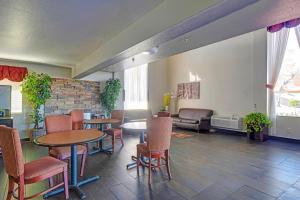 Χώρος καθιστικού στο Travelers inn by OYO Wichita Falls +35 φωτογραφίες