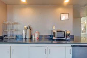 Η κουζίνα ή μικρή κουζίνα στο Travelers inn by OYO Wichita Falls