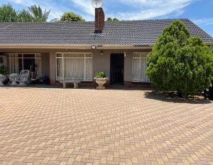 een huis met een stenen oprit ervoor bij Highway Haven in Stilfontein