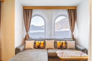 - un canapé dans une chambre avec une grande fenêtre dans l'établissement Ferienwohnung Paula, à Platzl