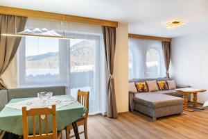 un salon avec une table et un canapé dans l'établissement Ferienwohnung Paula, à Platzl