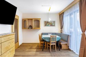 une cuisine et une salle à manger avec une table et des chaises dans l'établissement Ferienwohnung Paula, à Platzl