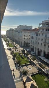uitzicht op een straat in een stad met gebouwen bij Aelia Luxury Living 2 in Thessaloniki