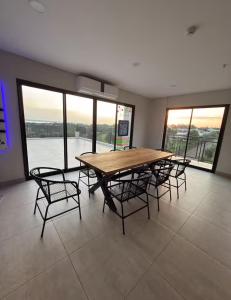um quarto amplo com uma mesa de madeira e cadeiras em Edificio Zuba 11 Hermoso Apartamento de 2 Habitaciones en Encarnacion! em Caña de Castilla