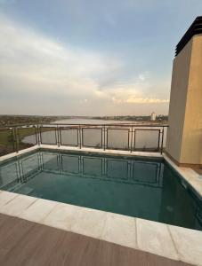 uma piscina na varanda de um prédio em Edificio Zuba 11 Hermoso Apartamento de 2 Habitaciones en Encarnacion! em Caña de Castilla