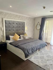 Rúm í herbergi á Angel Hotels