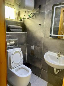 un baño con inodoro y lavabo en Angel Hotels, en Lagos 41 fotos más