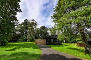 Zahrada ubytování Birch Lodge 18 with Hot Tub