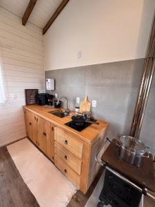 een keuken met een spoelbak en een fornuis bij Cabana Jardim das Nuvens in Urupema +4 foto's
