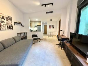 TV a/nebo společenská místnost v ubytování Urban Manesa city center apartment with private patio