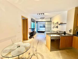 Kuchyň nebo kuchyňský kout v ubytování Urban Manesa city center apartment with private patio