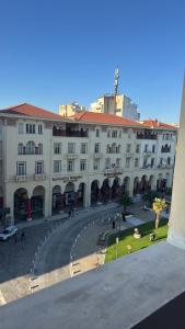 een groot gebouw met een straat ervoor bij Aelia Luxury Living 2 in Thessaloniki