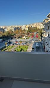 een uitzicht op een stad met een parkeerplaats bij Aelia Luxury Living 2 in Thessaloniki