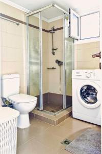 Un baño con inodoro y lavadora. en Demar Rooms & Apartments, en Katakolon 22 fotos más