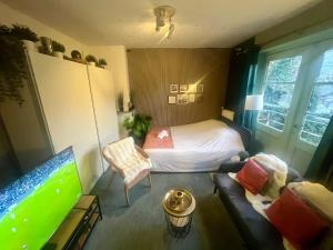 Giường trong phòng chung tại Studio by Seniko