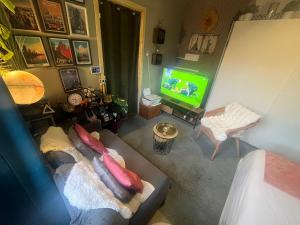 TV/trung tâm giải trí tại Studio by Seniko