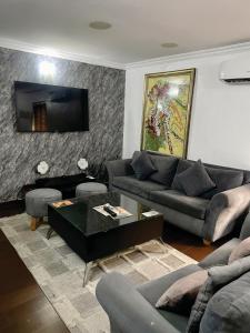 una sala de estar con un sofá y una mesa en Angel Hotels, en Lagos