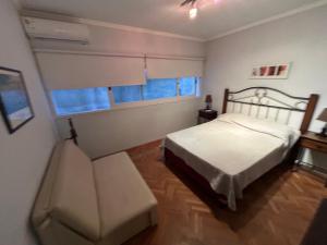 ED. EL ARANZAL في بونتا دل إستي: غرفة نوم بسرير أبيض ونافذة