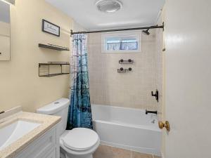 Ванная комната в Twin Sails +28 фотографий