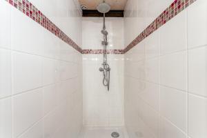 Chambre Laurier Rose في Piolenc: حمام به شطاف وبلاط ابيض