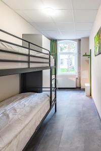 a bedroom with bunk beds and a window at Etagenwohnung 110qm in der Villa Winckelmann in Berlin