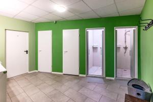 a bathroom with green walls and four glass doors at Etagenwohnung 110qm in der Villa Winckelmann in Berlin