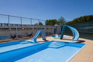 Zajazd w Biskupinie في بيسكوبين: مسبح بزحاليق