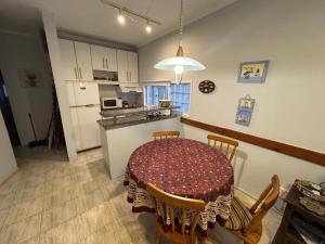 ED. EL ARANZAL في بونتا دل إستي: مطبخ مع طاولة وكراسي في الغرفة