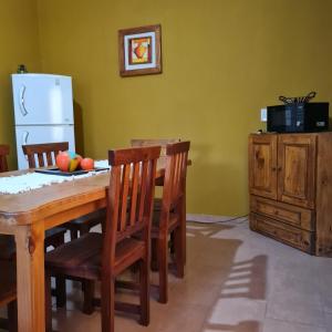 Cabañas Ayllu في لاس رابوناس: مطبخ مع طاولة وكراسي وثلاجة +5 صور