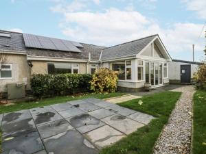 a house with solar panels on the roof at Benlli in Pwllheli