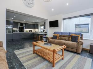 a living room with a couch and a coffee table at Benlli in Pwllheli