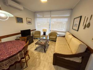 ED. EL ARANZAL في بونتا دل إستي: غرفة معيشة بها أريكة وطاولة