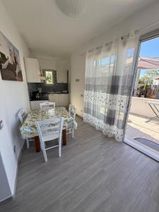 Η κουζίνα ή μικρή κουζίνα στο Lemon Garden Forio D'Ischia