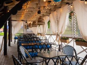 Zajazd w Biskupinie في بيسكوبين: صف من الطاولات والكراسي على الفناء