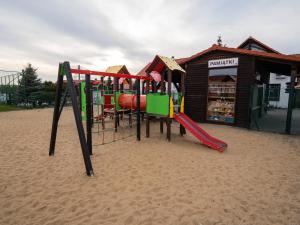 Zajazd w Biskupinie في بيسكوبين: ملعب رملي أمام متجر