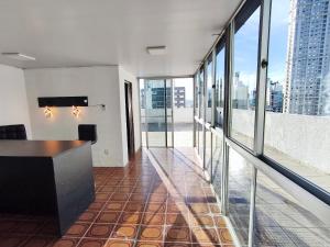 Η κουζίνα ή μικρή κουζίνα στο Cobertura duplex c/ terraço e churrasqueira em BC