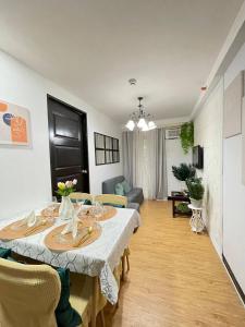 Un comedor con mesa y sillas en PAID AirprtPck-up WrkNrelax 2TV with Netflx, en Lanang 17 fotos más