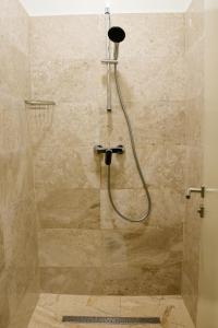 eine Dusche mit Duschkopf in einem Badezimmer in der Unterkunft TURQUOISE Hostel in Bukarest