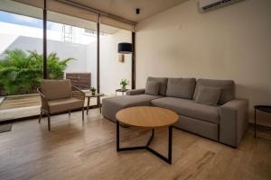een woonkamer met een bank en een tafel bij Luxury Designer Villa Pool & Gym in Cancun