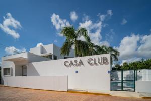 een wit gebouw met een CAA-clublogo erop bij Luxury Designer Villa Pool & Gym in Cancun