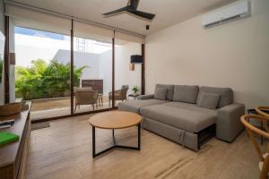 een woonkamer met een bank en een tafel bij Luxury Designer Villa Pool & Gym in Cancun