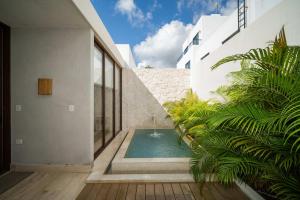 een zwembad op de binnenplaats van een huis bij Luxury Designer Villa Pool & Gym in Cancun +32 foto's