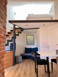 Habitación con cama elevada, escritorio y cama. en Le nid - Centre ville - Capitole- Climatisé, en Toulouse