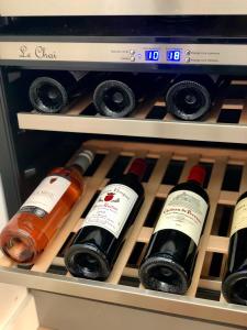 una nevera con varias botellas de vino. en Le nid - Centre ville - Capitole- Climatisé, en Toulouse 8 fotos más