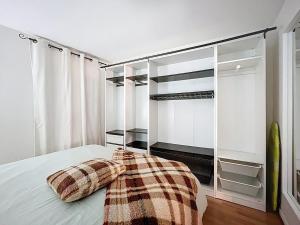 バールにあるCocon au cœur des vignes et de la vieille villeの毛布がかけられたベッドのある寝室