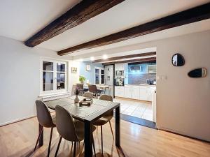 バールにあるCocon au cœur des vignes et de la vieille villeのテーブルと椅子のあるダイニングルームとキッチン