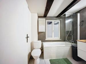 バールにあるCocon au cœur des vignes et de la vieille villeのトイレ、浴槽、洗面台を備えたバスルーム