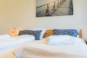 En eller flere senge i et værelse på Indivuduelle-Ferienwohnung-Mien-Kajuet